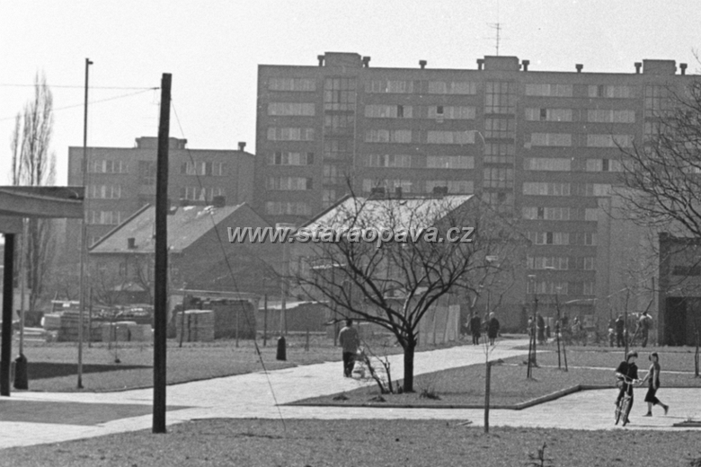 holasicka (1).jpg - Pohled od školy Edvarda Beneše (vlevo) směrem k Holasické ulici. Na fotograrfii vidíme poslední dva domy z původní zástavby, které byly zbourány jako poslední a na konci 80.let byl místo nich postaven panelový dům. Fotografie z doby kolem roku 1980. Foto: Vladimír Tkáč